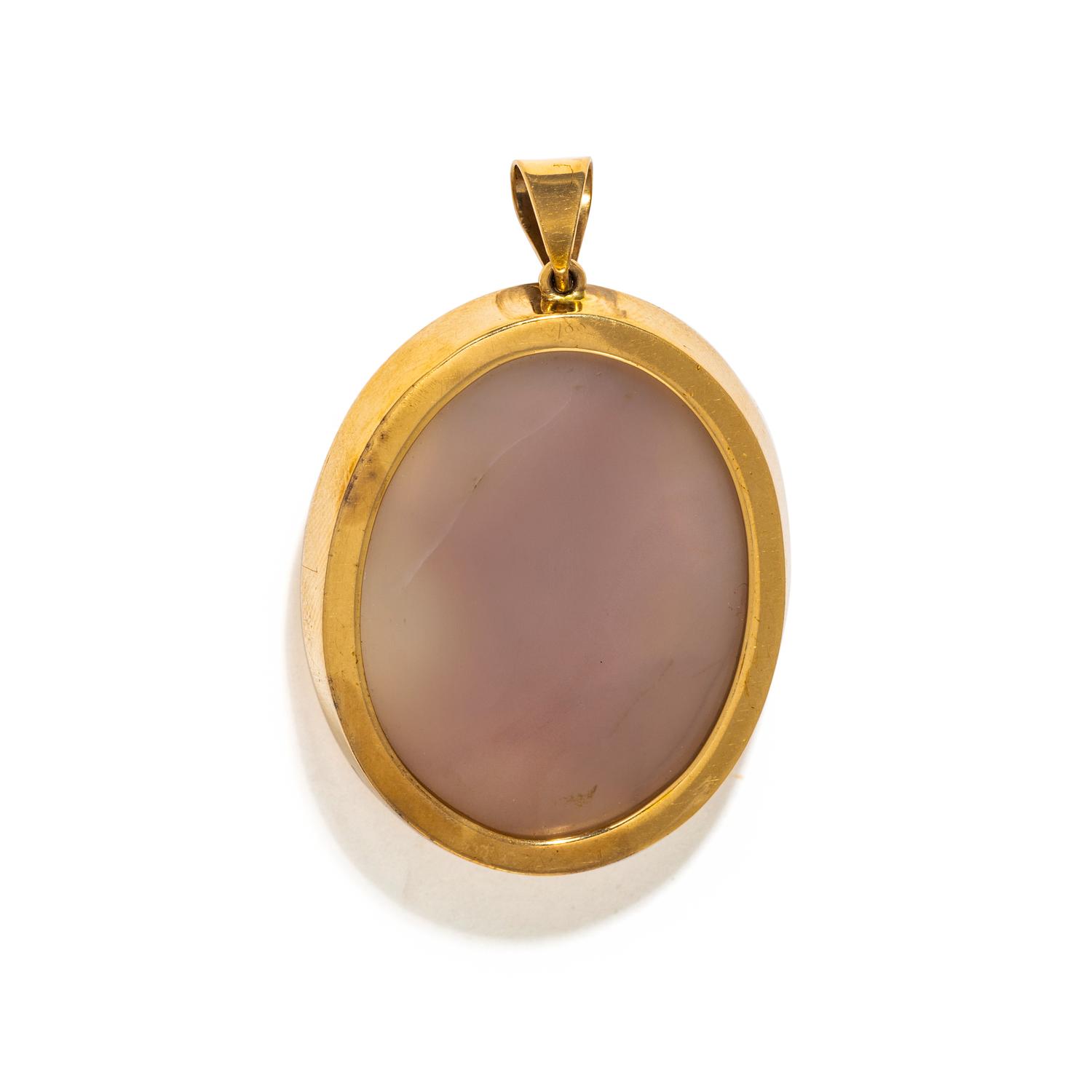 YELLOW GOLD AND AGATE CAMEO PENDANT