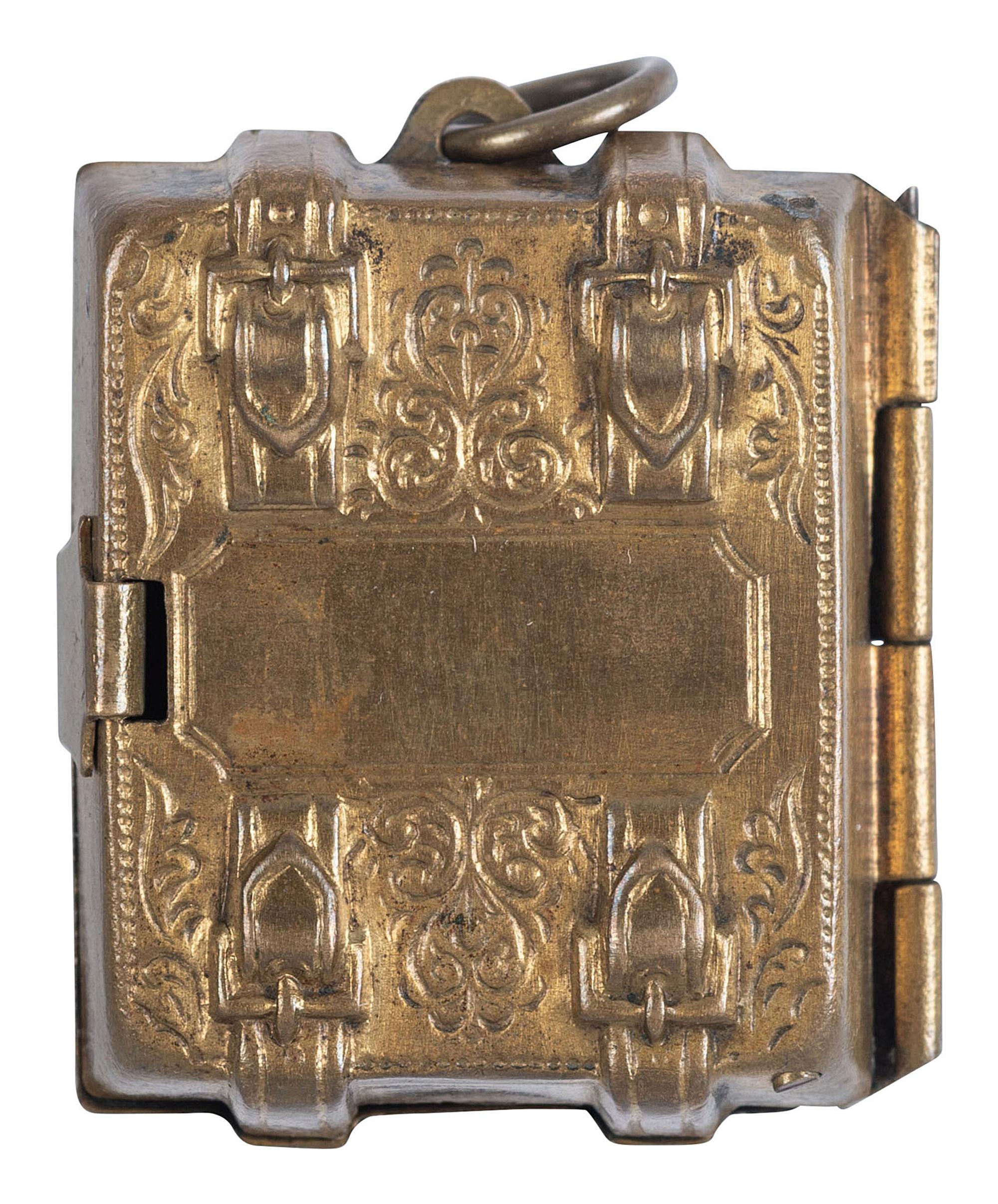 [EARLY PHOT.] Miniature wedding locket containing 12 photos of Tom Thumb & Lavinia Warren. Ca 1863.
