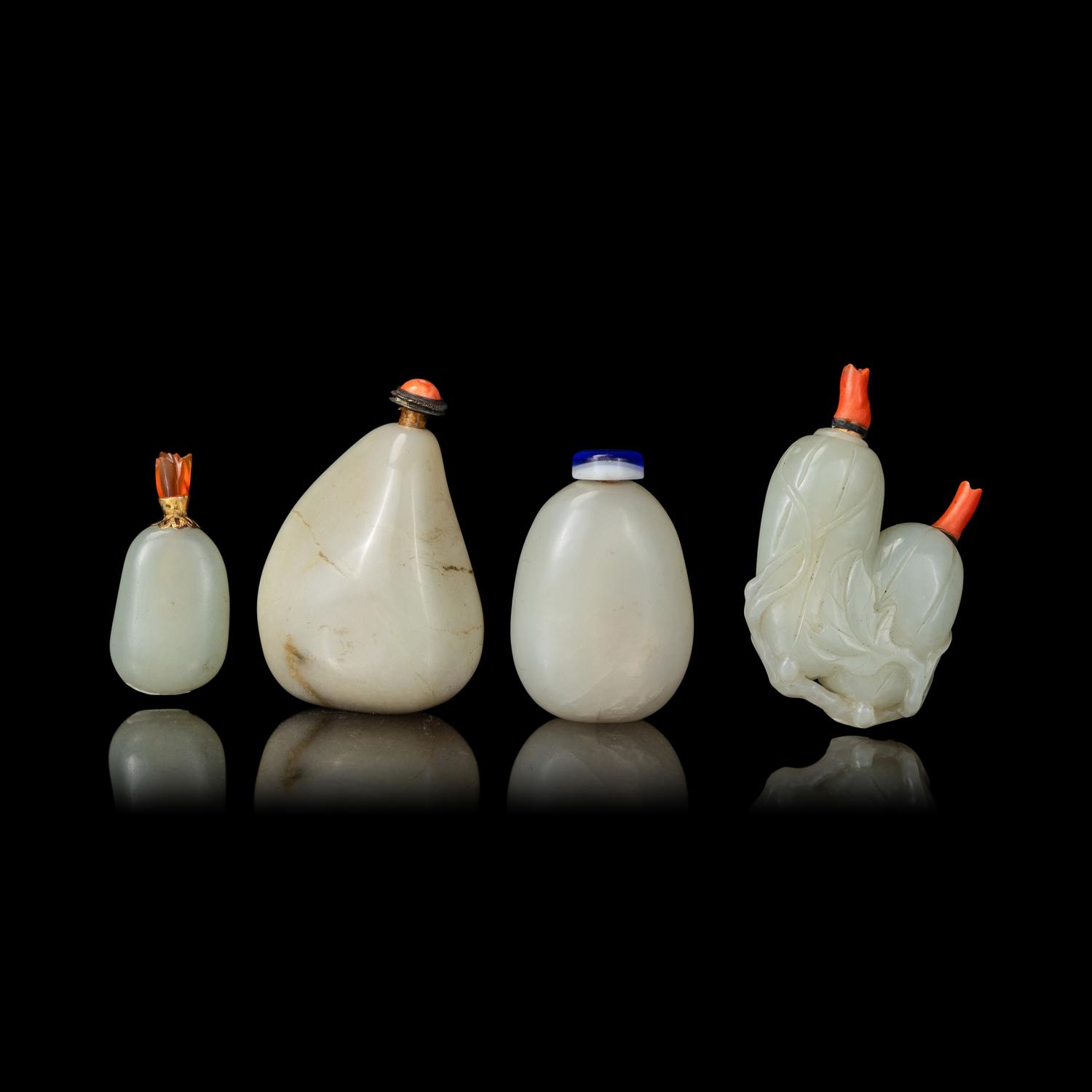 Four Chinese White and Pale Celadon Jade 'Pebble' Snuff Bottles, 19th-Early 20th Century 晚清-民國 白玉及青白玉鼻烟壺四支