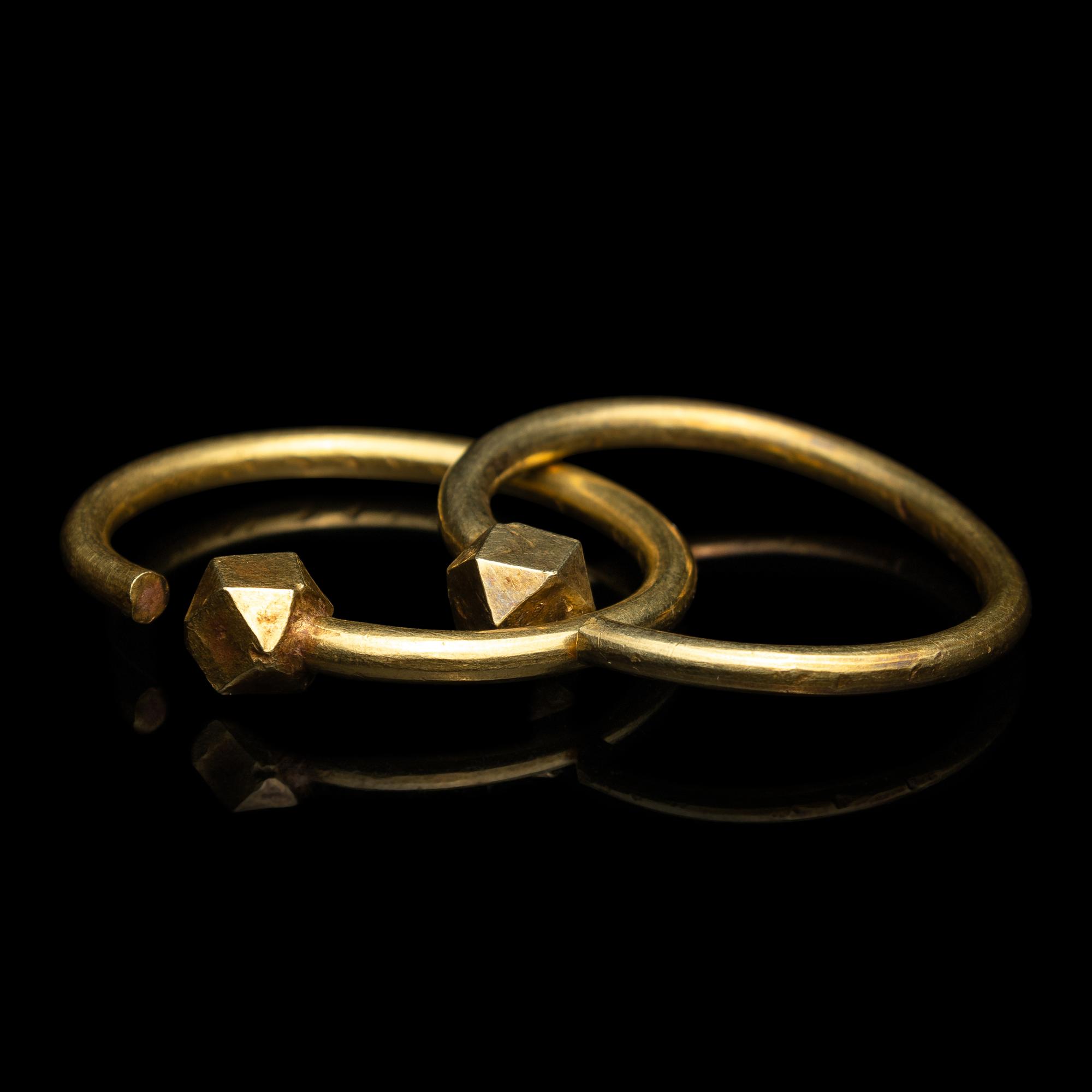 A Pair of Chinese Gold Earrings, Erhuan, Ming Dynasty or Earlier 明或更早 金耳環一對