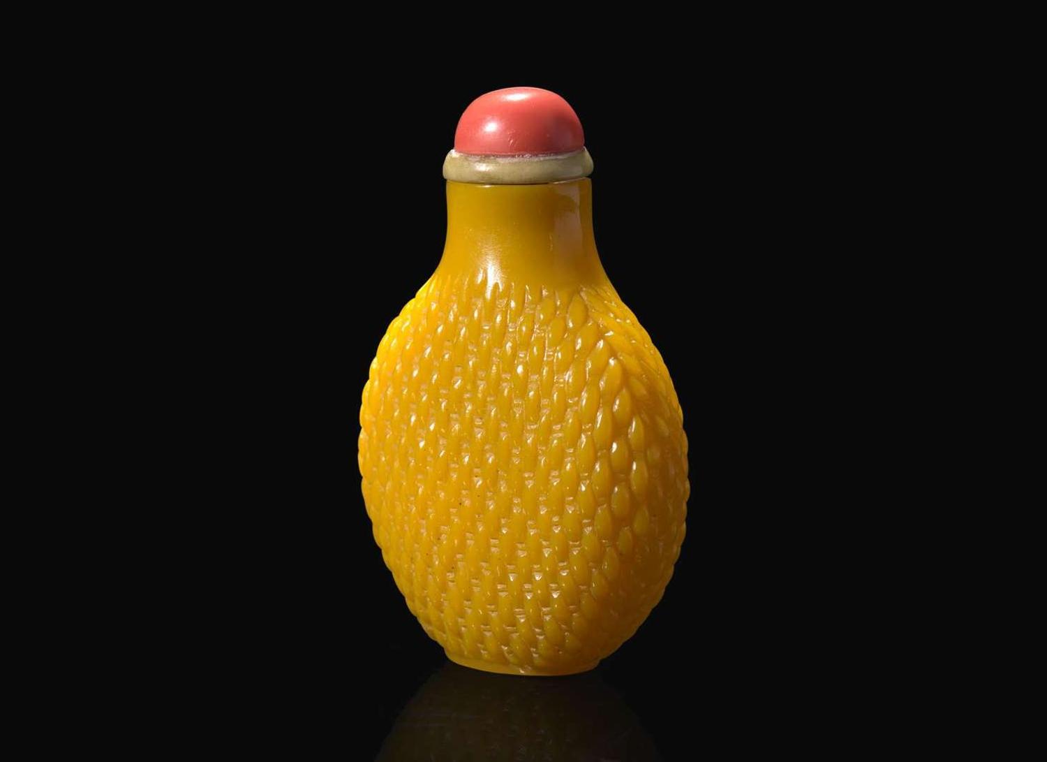 A Chinese yellow glass "basket weave" snuff bottle, Qing dynasty 柳斗紋黃琉璃鼻煙壺 清
