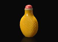 A Chinese yellow glass "basket weave" snuff bottle, Qing dynasty 柳斗紋黃琉璃鼻煙壺 清
