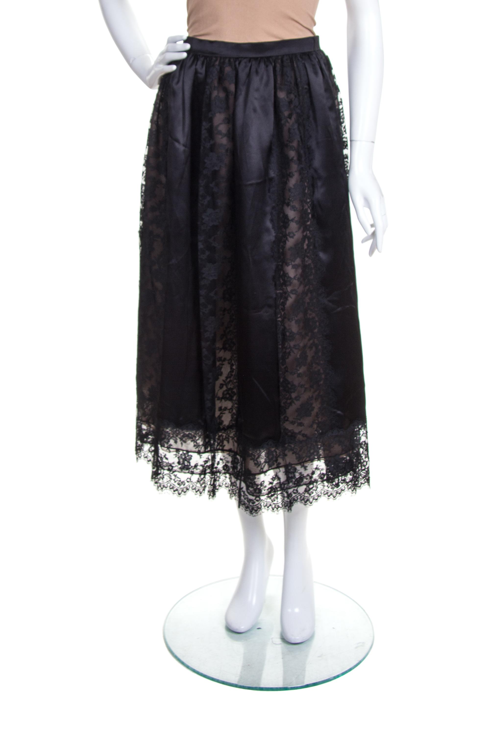 An Oscar de la Renta Black Silk Skirt, Size 8.