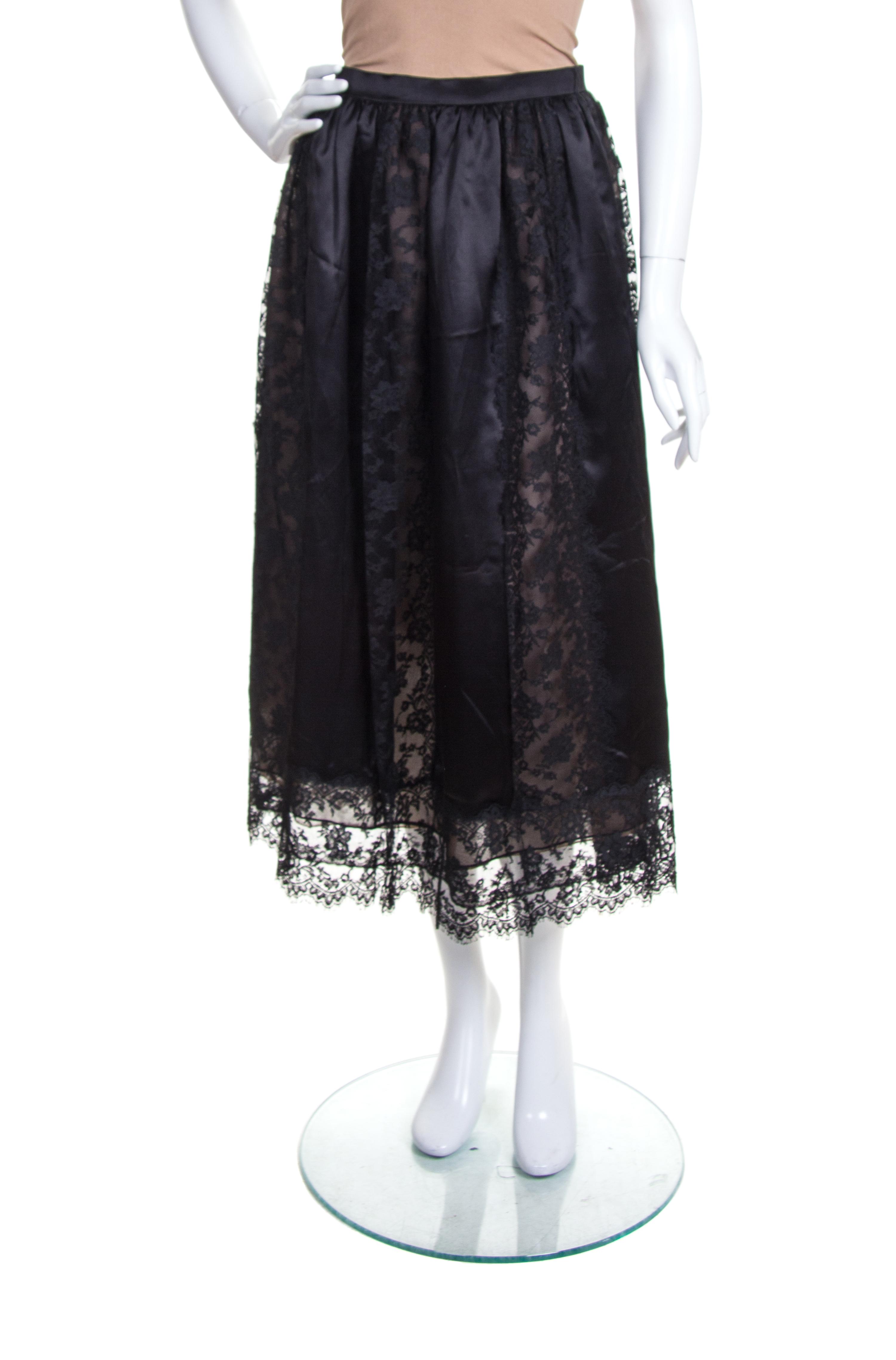 An Oscar de la Renta Black Silk Skirt, Size 8.
