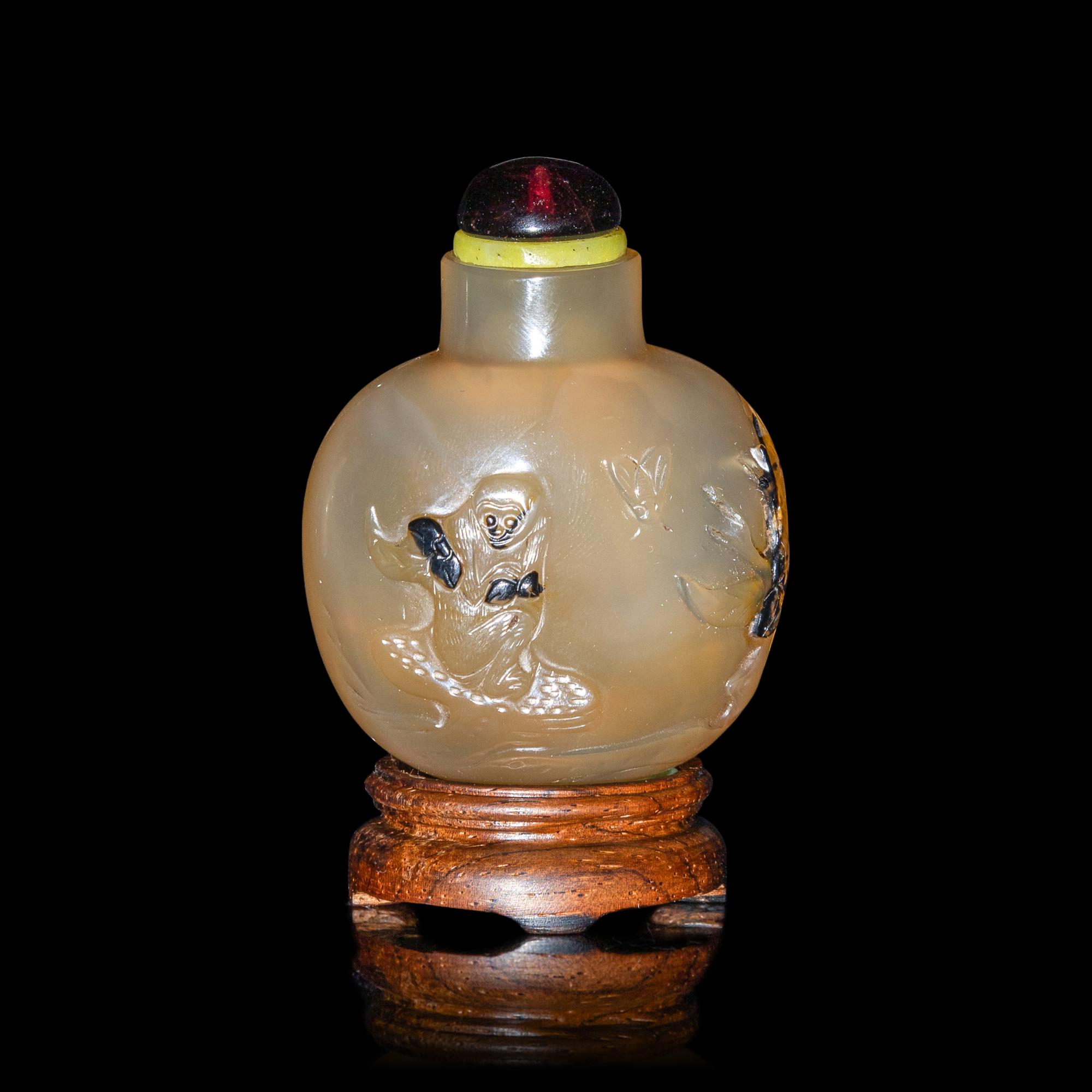 Two Chinese Carved Agate Snuff Bottles, 19th Century 清晚期 瑪瑙巧雕鼻烟壺兩支