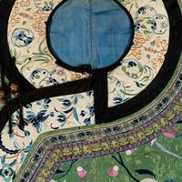 A Chinese Apple Green Ground Embroidered 'Peonies and Insects' Silk Lady's Robe, Changyi, 19th Century 清晚期 蘋果綠地綉牡丹草蟲氅衣