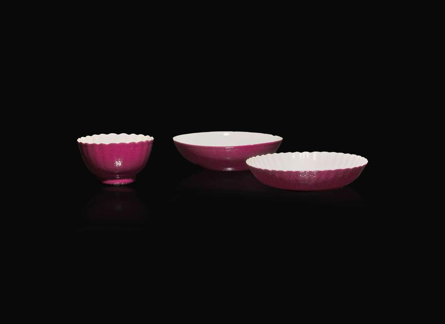 A Chinese ruby-back porcelain "Wan Shou Wu Jiang" "Peach" tea bowl and two saucers, Possibly 18th century 萬壽無疆茶杯及兩小碟 或十八世紀