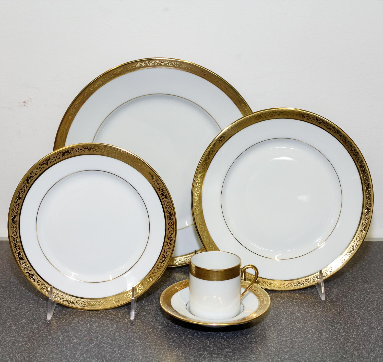 A Limoges Porcelain Dinner Service Diameter of dinner plate 10 3/4 inches. — RAYNAUD & CO.