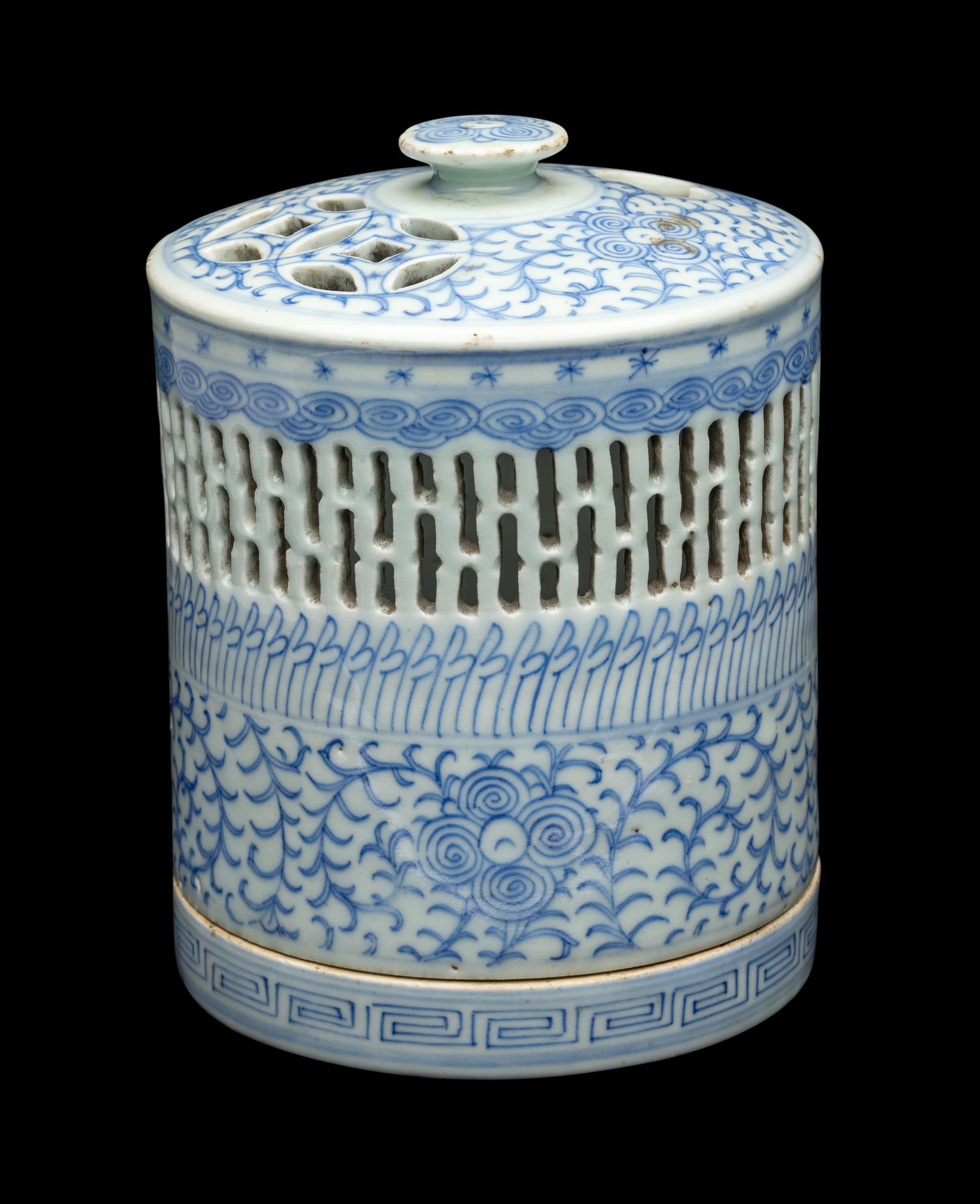 A Chinese Blue and White Reticulated Porcelain Oil Lamp and Cover