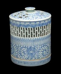 A Chinese Blue and White Reticulated Porcelain Oil Lamp and Cover