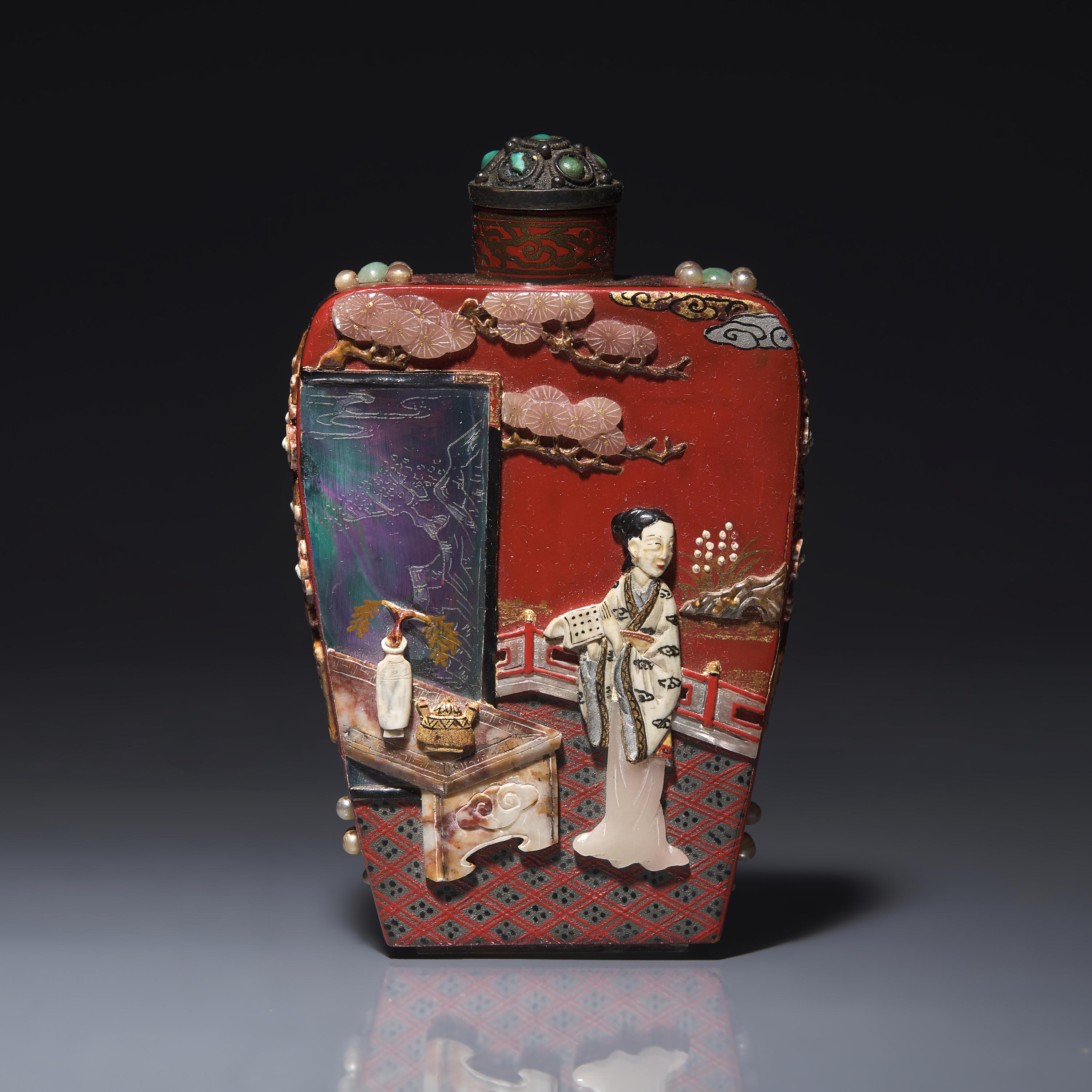 A Japanese Embellished Lacquer Snuff Bottle, 19th-Early 20th Century 晚清-民國 日式紅漆地嵌寳仕女圖鼻烟壺