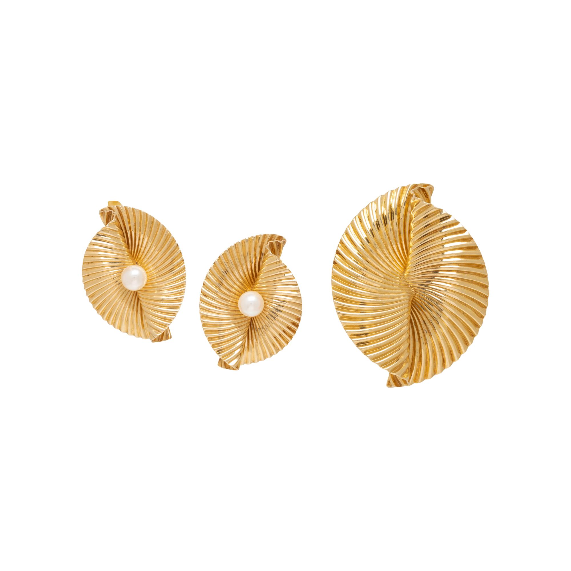 YELLOW GOLD AND CULTURED PEARL BROOCH AND EARRINGS