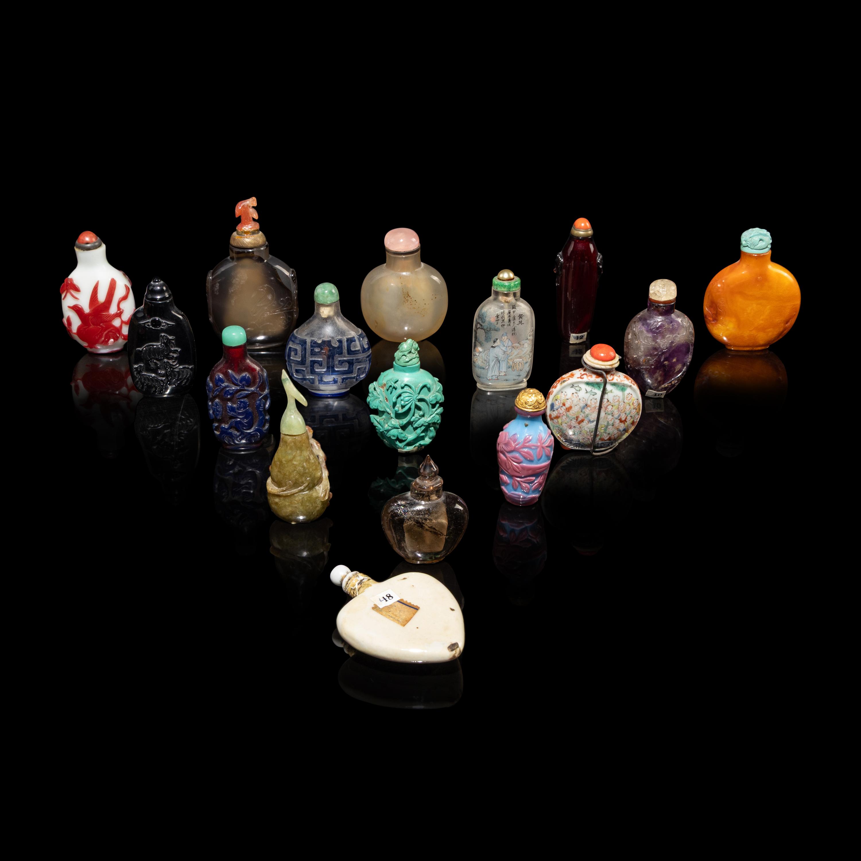 Twenty-One Chinese Snuff Bottles, 19th-Early 20th Century — 晚清-民國 各式鼻烟壺一組二十一只