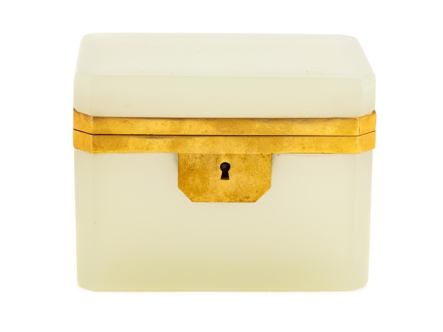 A French Apple Opaline Covered Box — EARLY 20TH CENTURY