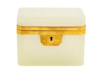 A French Apple Opaline Covered Box — EARLY 20TH CENTURY