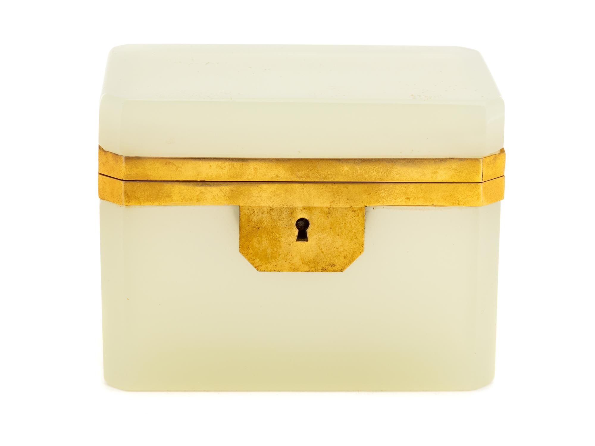 A French Apple Opaline Covered Box — EARLY 20TH CENTURY