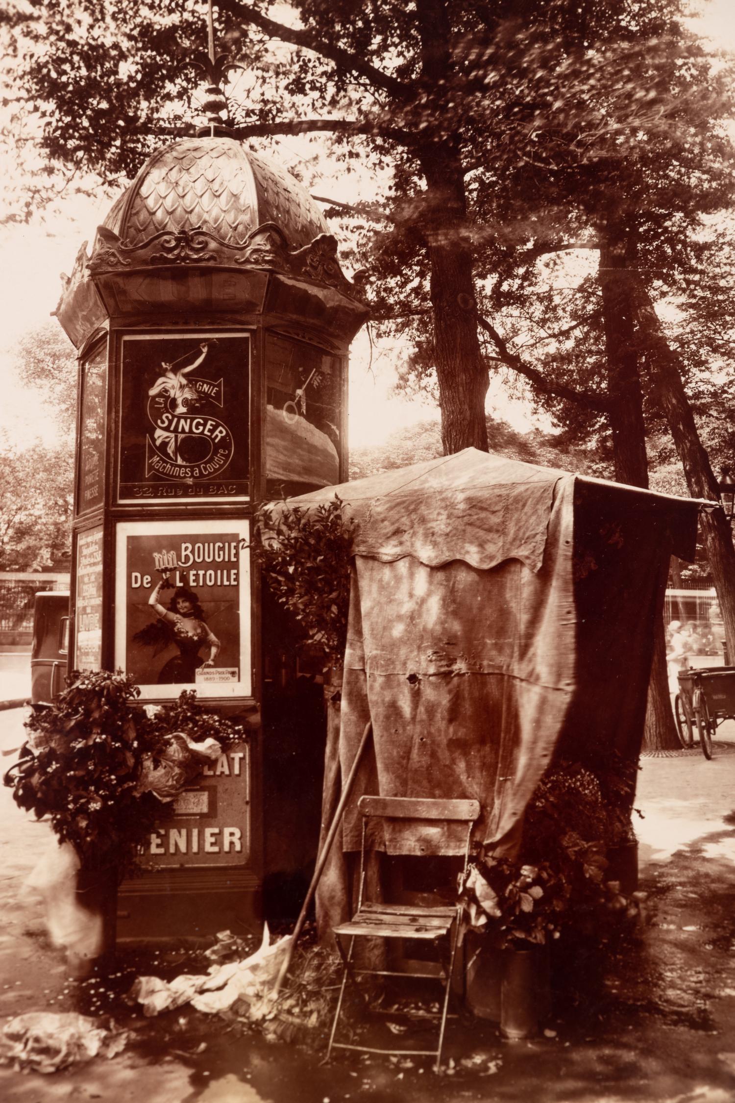 A group of four photographs ( Á la Coquille d'Or, rue de la Sourdière, 4e, 1908; Pavilion du Hanovre, boulevard des Capucines 33 , 1913; Fête du Trône , 1914; Fleurs [Boulevard Saint Michel] , 1926-1927)