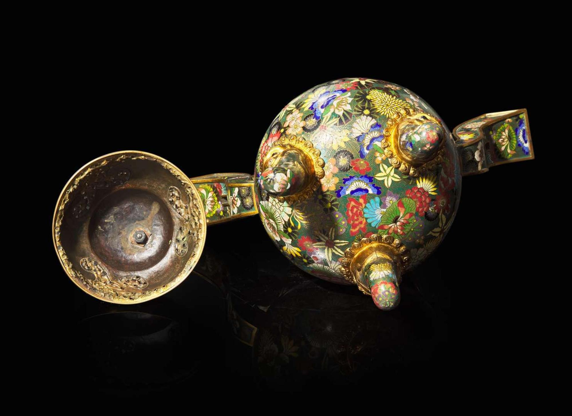 A Chinese cloisonne censer and cover with wood stand, Lao Tian Li, Late Qing to Republic period 景泰藍帶蓋香爐配底座 老天利製 晚清至民國