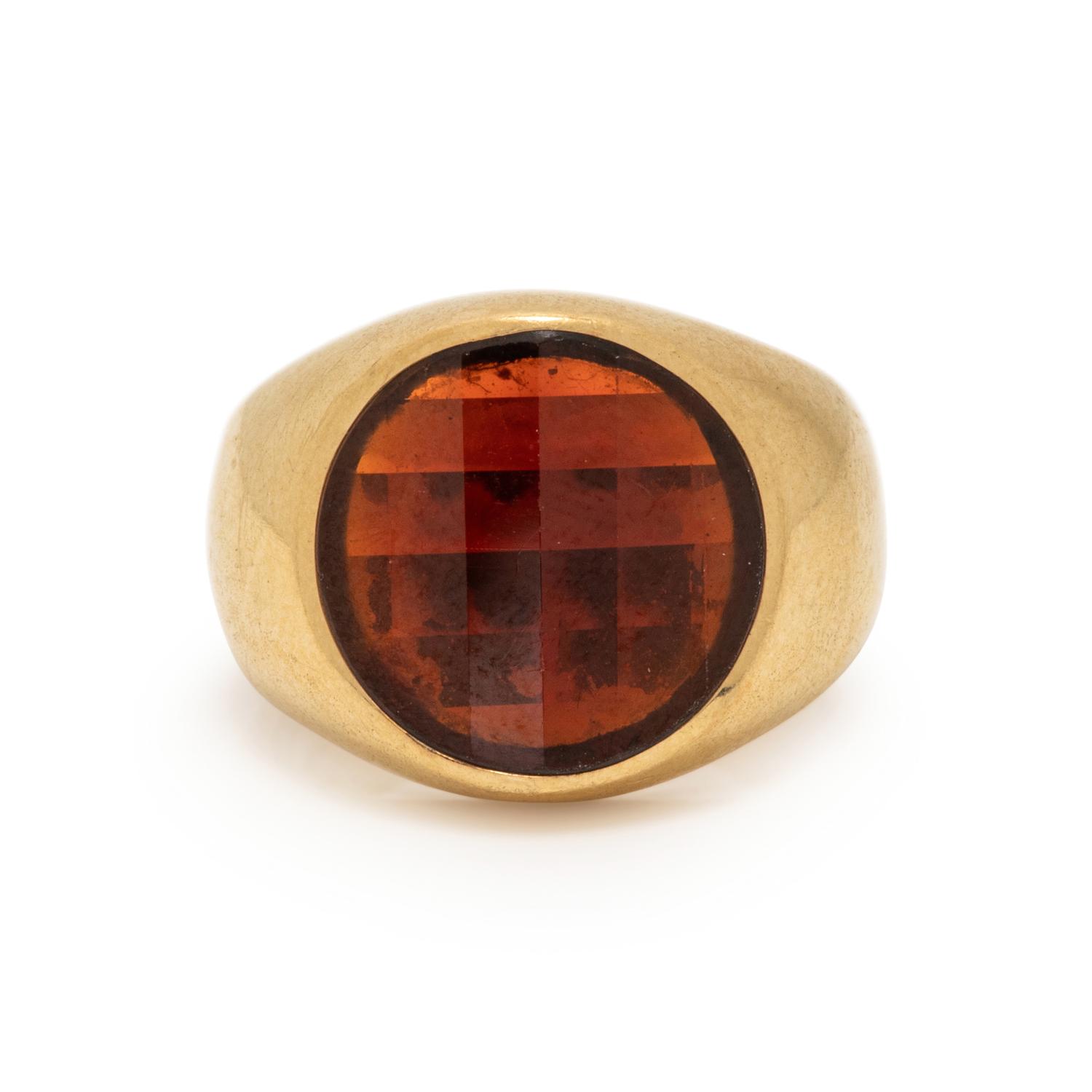 YELLOW GOLD AND GARNET RING