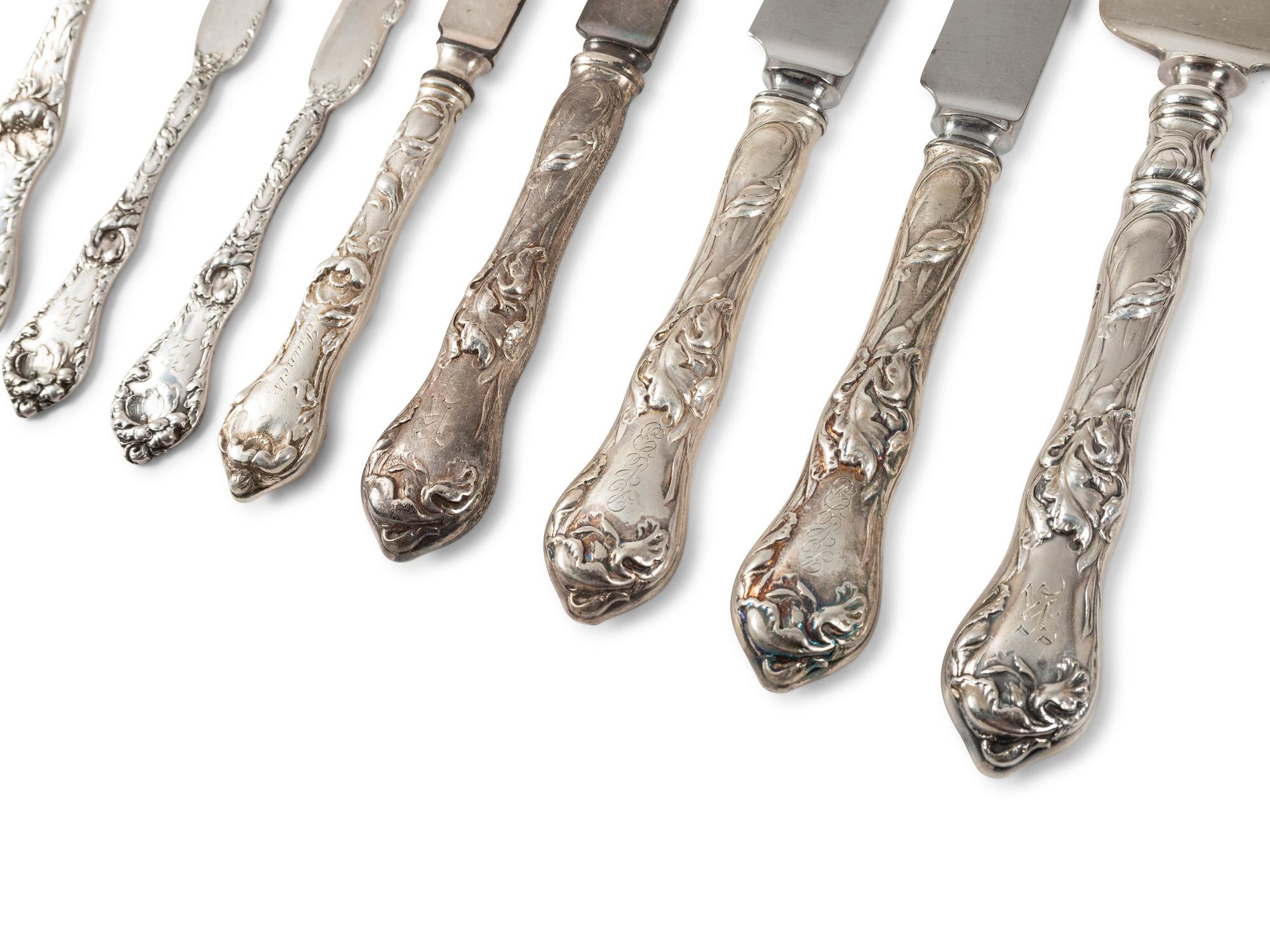 A Reed and Barton 'Le Cinq Fleurs' Silver Flatware Service