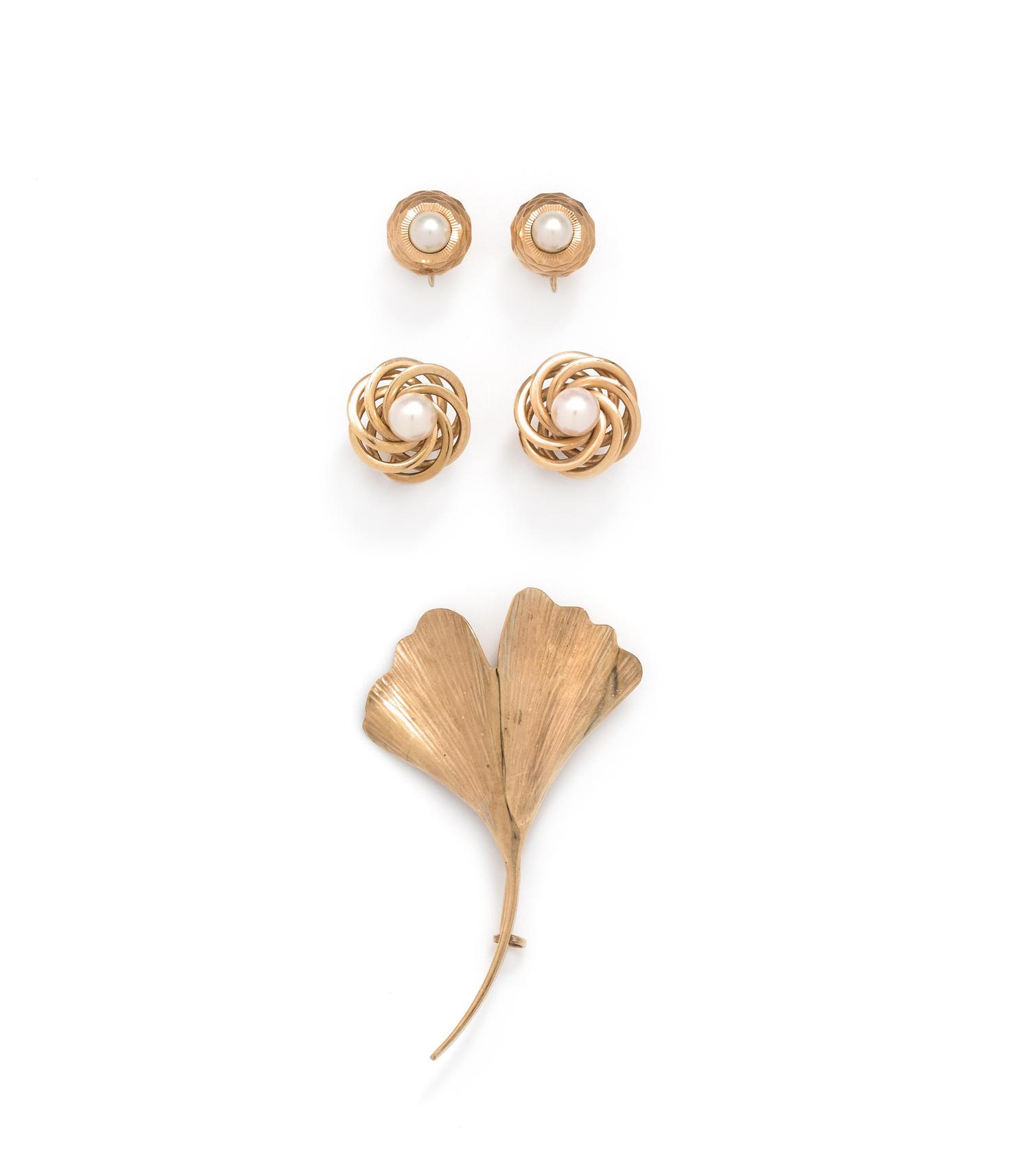 COLLECTION OF YELLOW GOLD JEWELRY