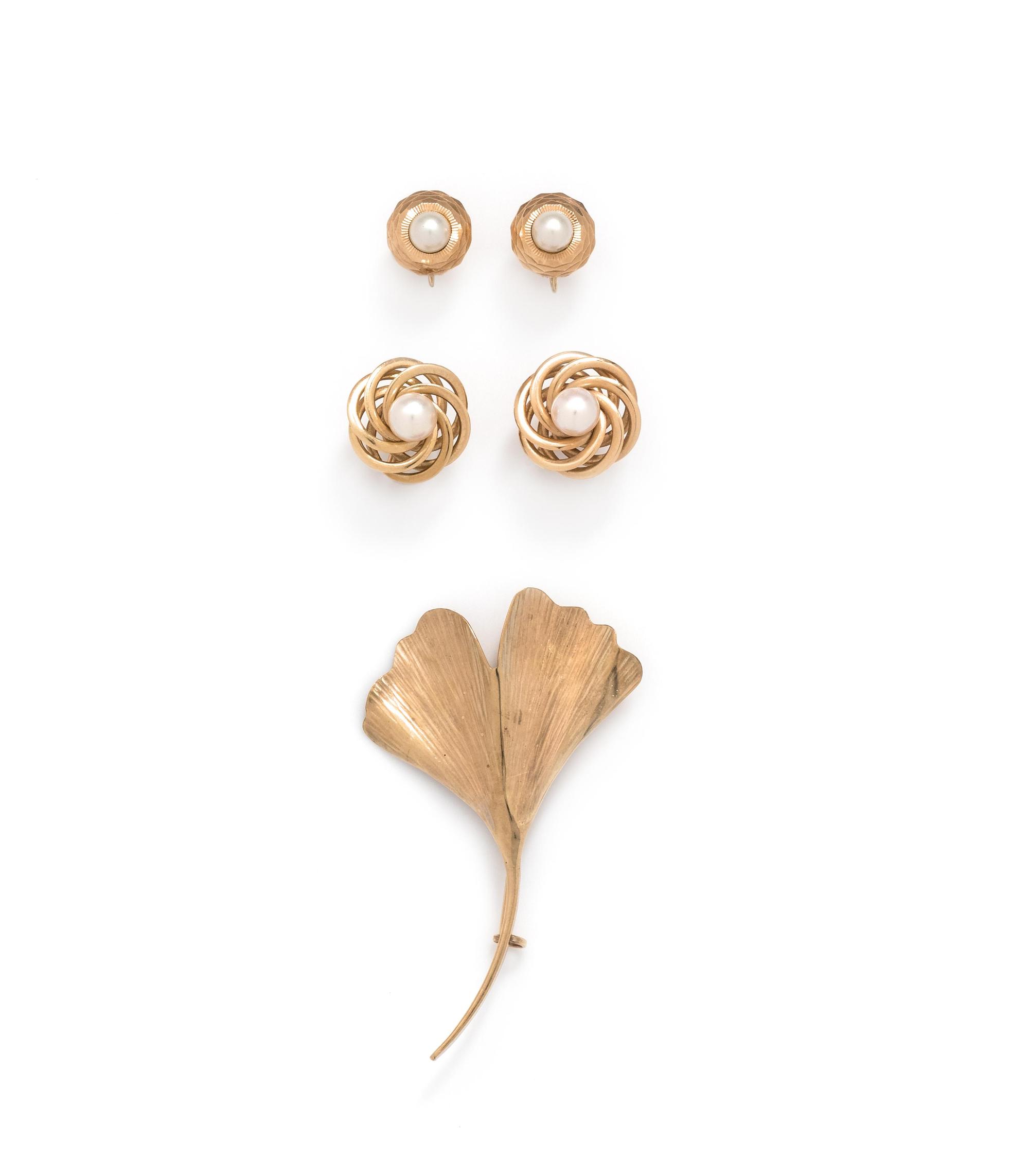 COLLECTION OF YELLOW GOLD JEWELRY