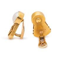 YELLOW GOLD AND CULTURED MABE PEARL EARCLIPS