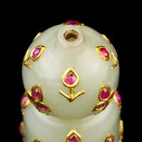 An Unusual Pale-celadon Jade Ruby-set Huqqa Mouthpiece, Mughal, Early 19th Century 莫臥爾王朝十九世紀初 青白玉嵌金紅寶石煙嘴