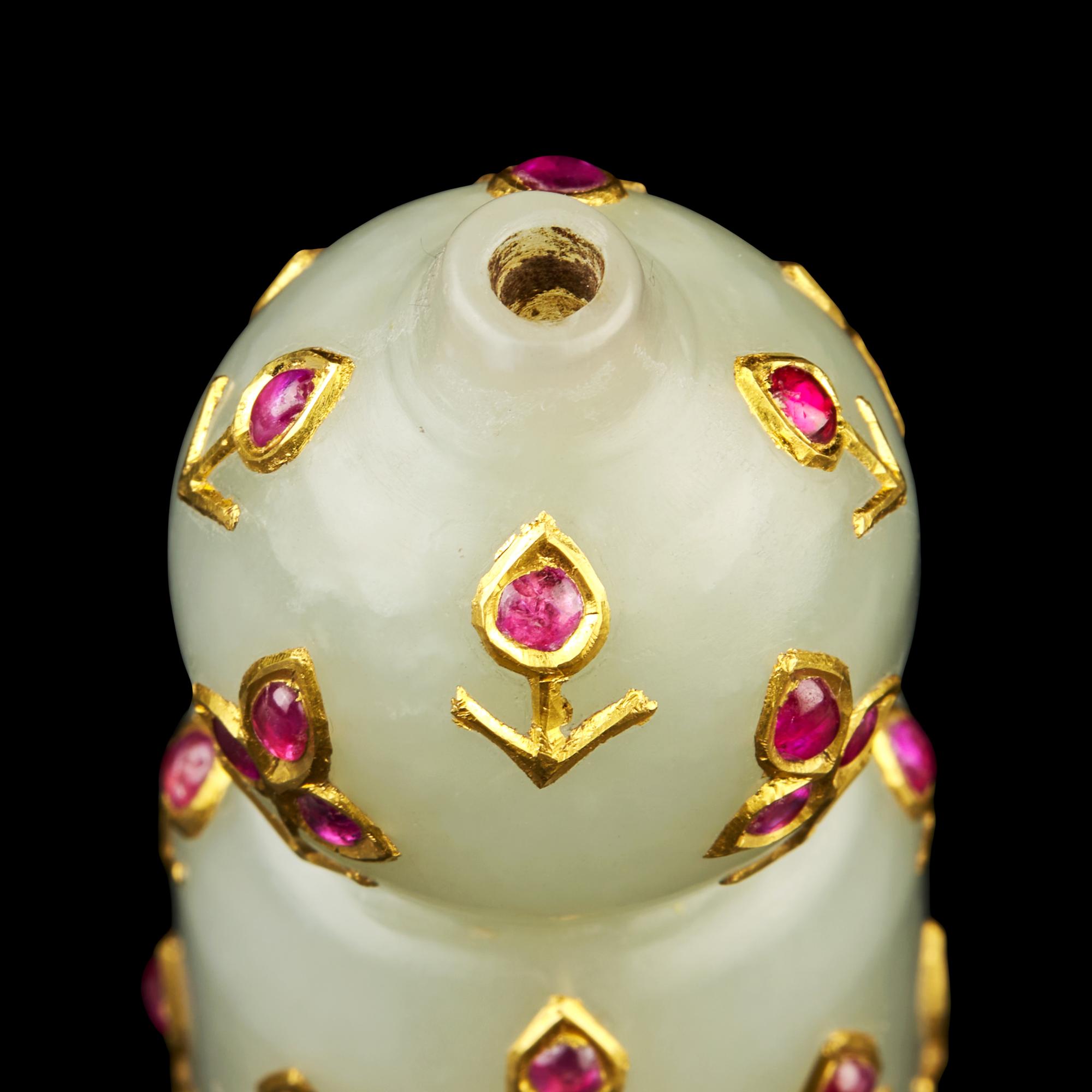 An Unusual Pale-celadon Jade Ruby-set Huqqa Mouthpiece, Mughal, Early 19th Century 莫臥爾王朝十九世紀初 青白玉嵌金紅寶石煙嘴