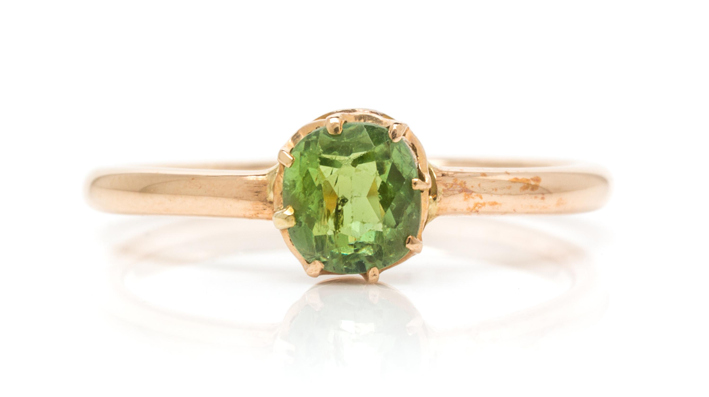 A Rose Gold and Demantoid Garnet Ring, 1.60 dwts.