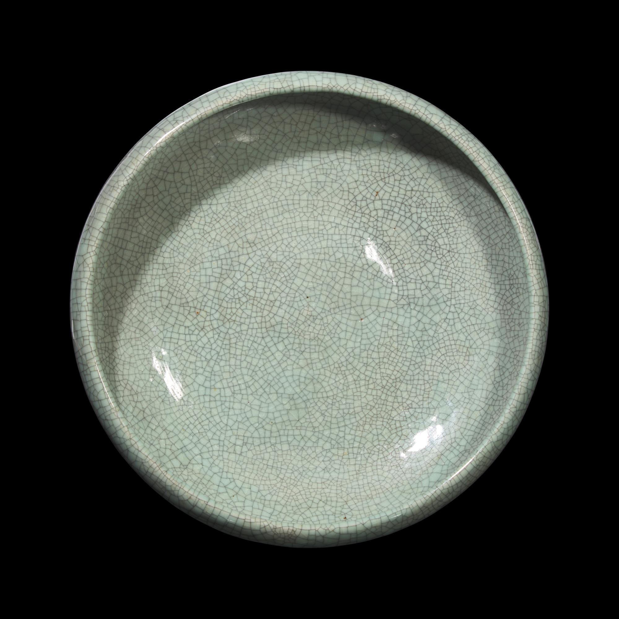 A Chinese Crackle-Glazed Shallow Censer, Late Qing Dynasty-Republic Period 晚清-民國 哥釉盤