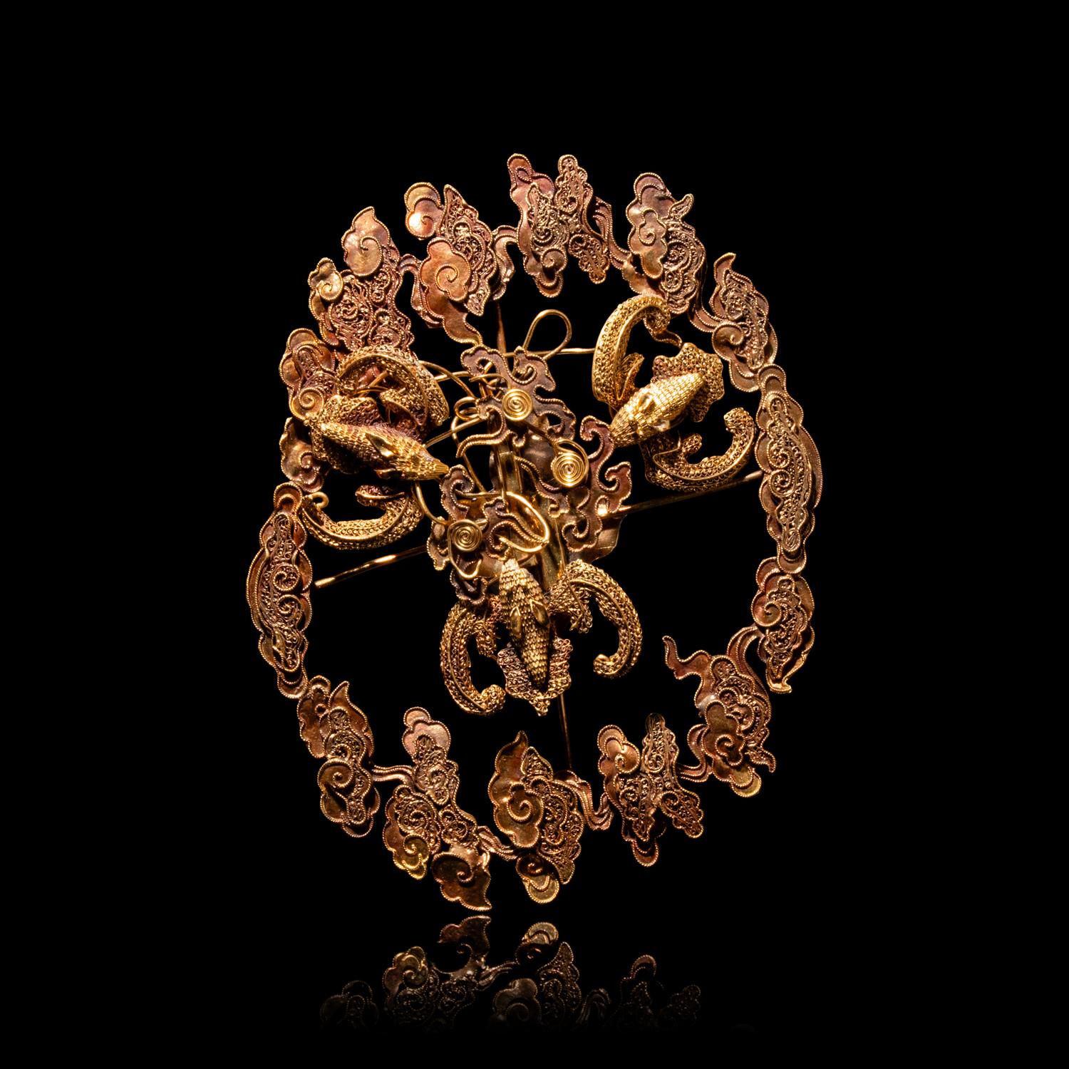 A Chinese 'Bats and Clouds' Gold Filigree Hairnet Ornament, Dianshi, Qing Dynasty 清 金累絲流雲百蝠花鈿