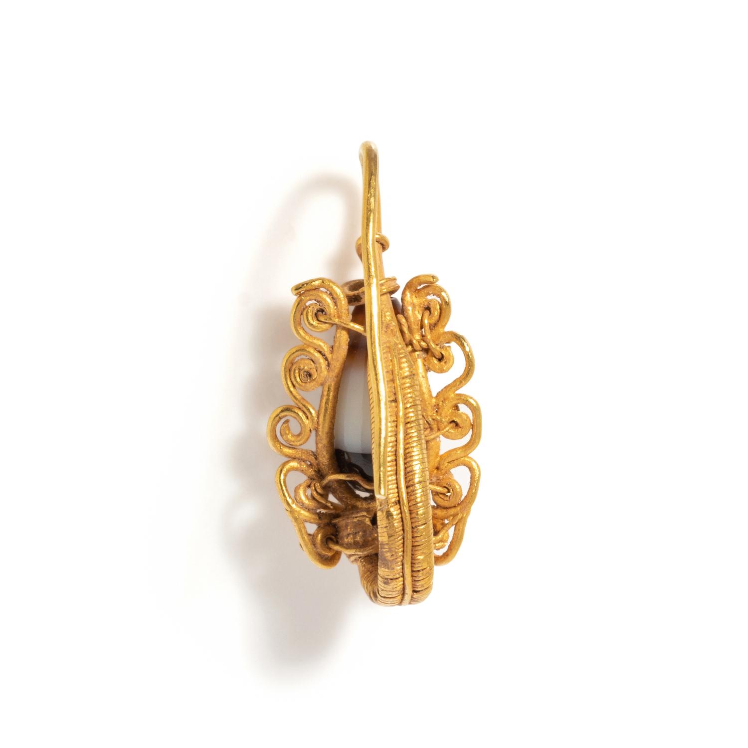 An Eastern Roman Gold and Banded Agate Earring