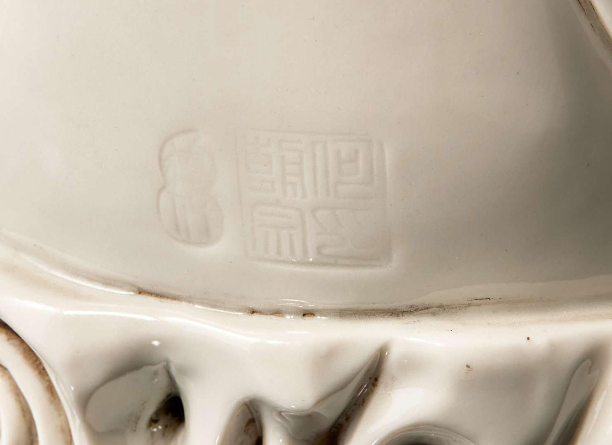 A Chinese Dehua blanc de chine figure of seated Guanyin 德化窯觀音坐像