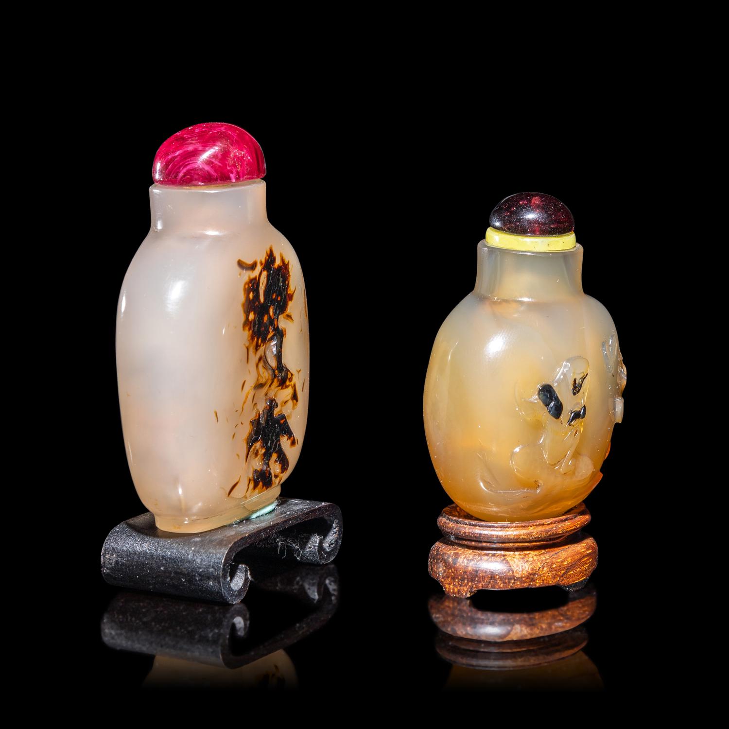 Two Chinese Carved Agate Snuff Bottles, 19th Century 清晚期 瑪瑙巧雕鼻烟壺兩支