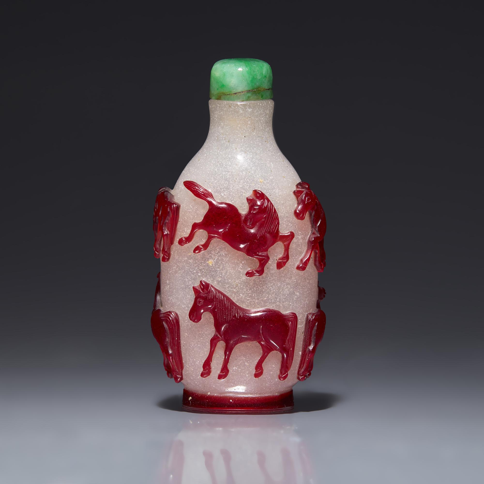 A Chinese Ruby Overlay 'Eight Horses of Wang Mu' Snuff Bottle, 19th Century 清中期 雪霏地套寶石紅料穆王八駿鼻烟壺