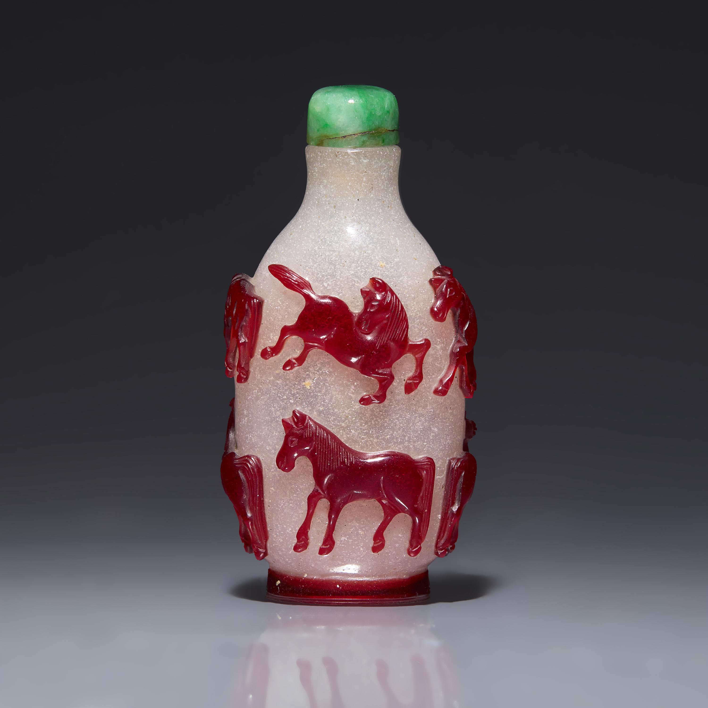 A Chinese Ruby Overlay 'Eight Horses of Wang Mu' Snuff Bottle, 19th Century 清中期 雪霏地套寶石紅料穆王八駿鼻烟壺