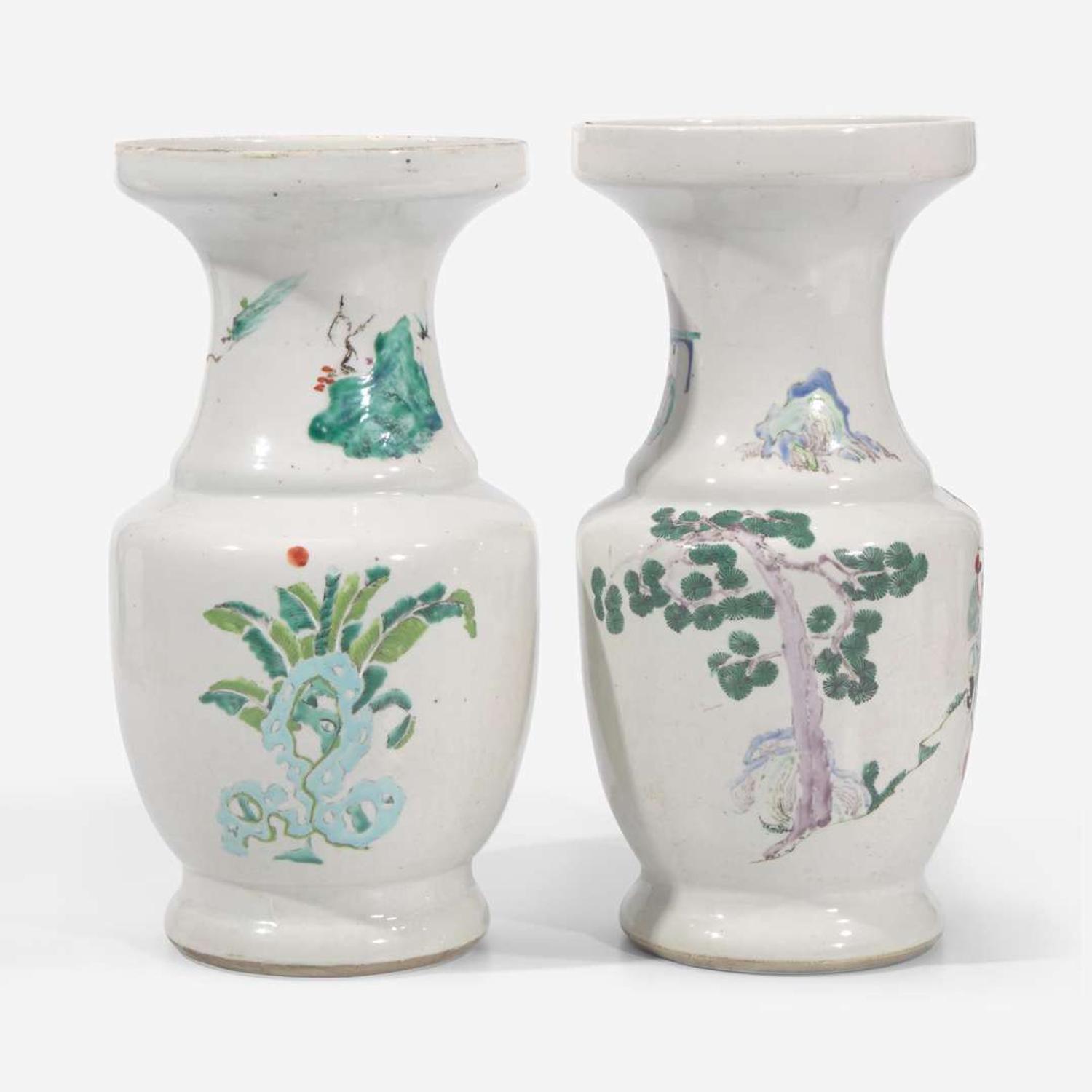 An associated pair of Chinese famille rose-decorated porcelain baluster vases 粉彩观音瓶 或为一对 Qing dynasty ?