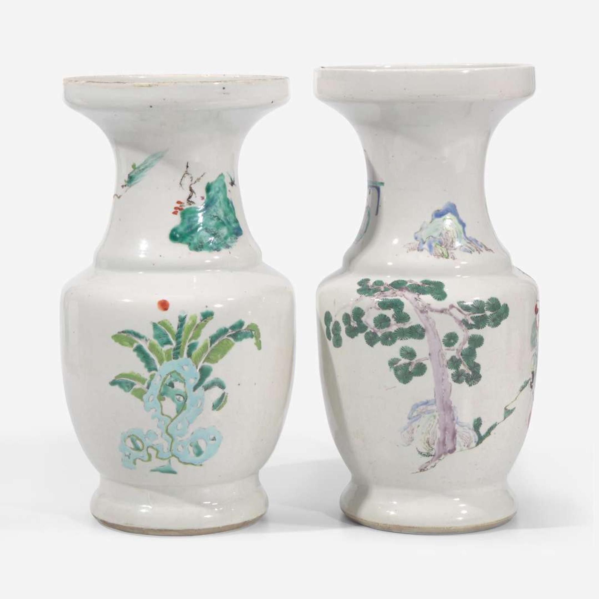 An associated pair of Chinese famille rose-decorated porcelain baluster vases 粉彩观音瓶 或为一对 Qing dynasty ?