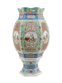 A Famille Rose Porcelain Reticulated Lattern