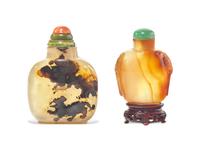 Two Chinese Carved Agate Snuff Bottles, 19th Century 清中晚期 瑪瑙俏雕鼻煙壺兩隻