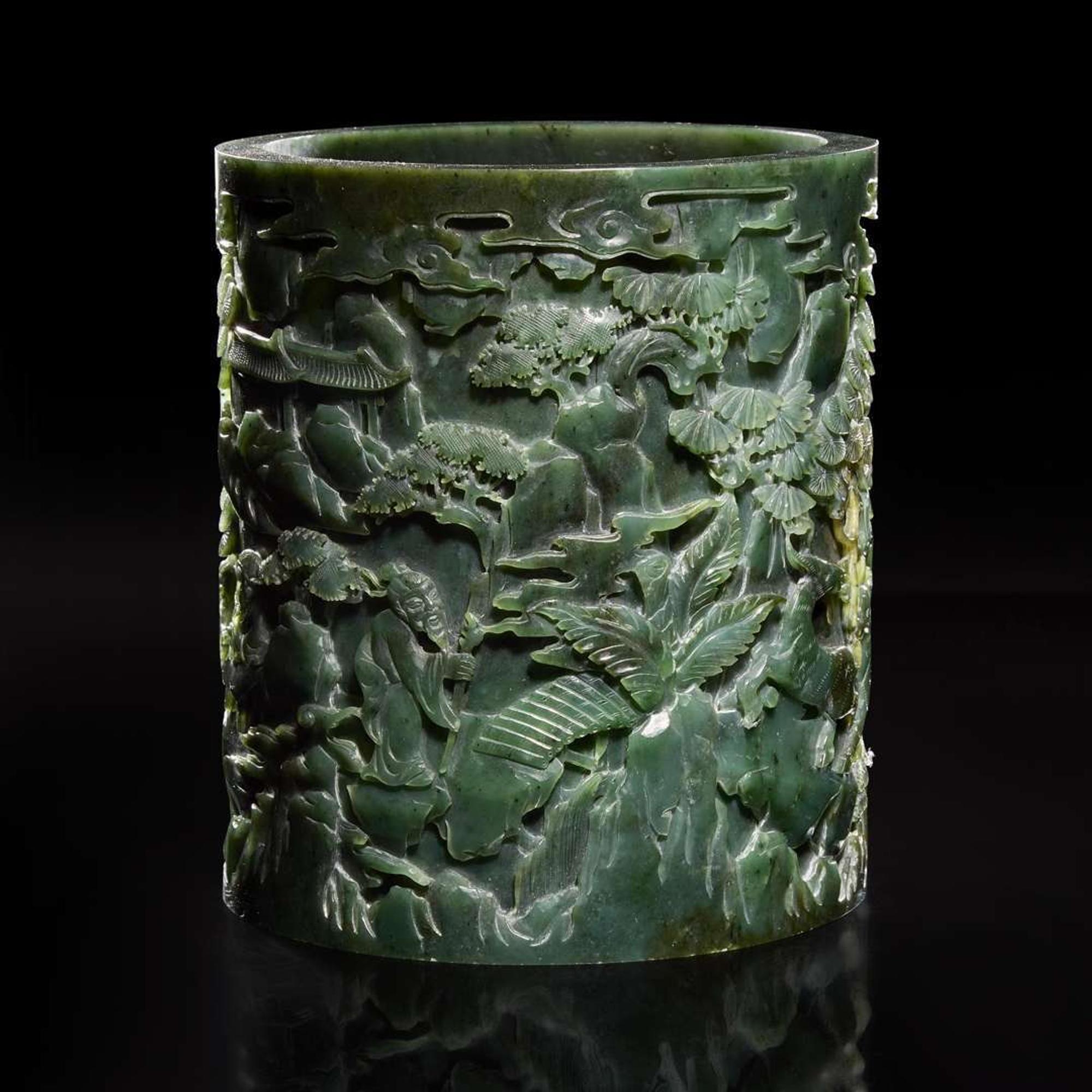 A large Chinese carved spinach jade brush pot 菠菜綠玉大筆筒