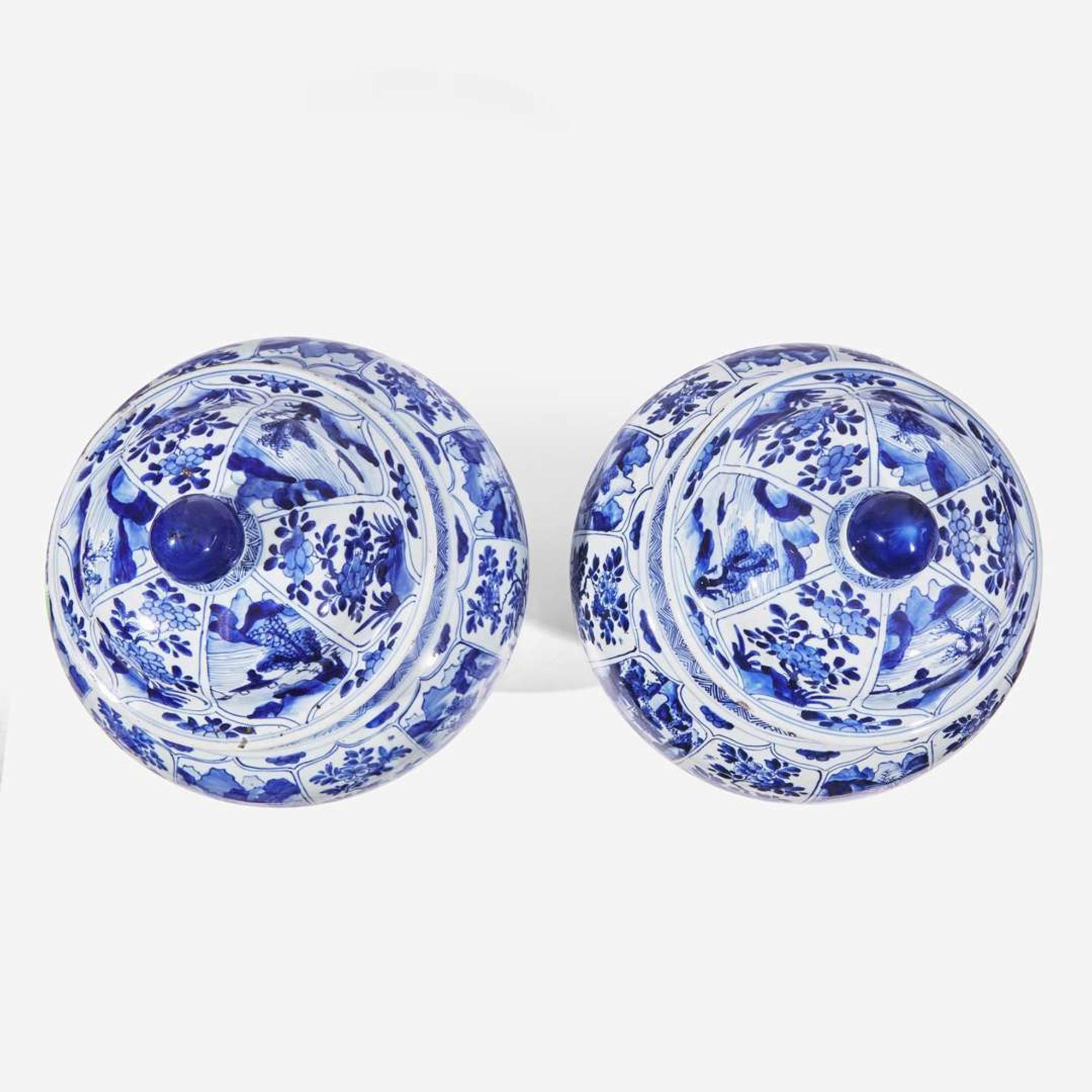 A pair of large Chinese blue and white porcelain jars and covers 青花帶蓋大罐一對 Kangxi period ? ??