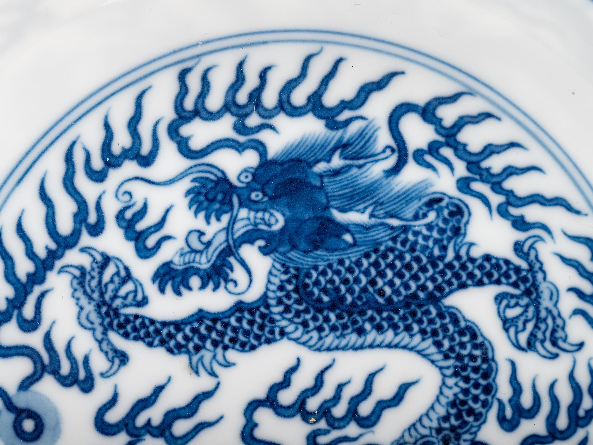 A Blue and White Porcelain 'Dragon' Plate