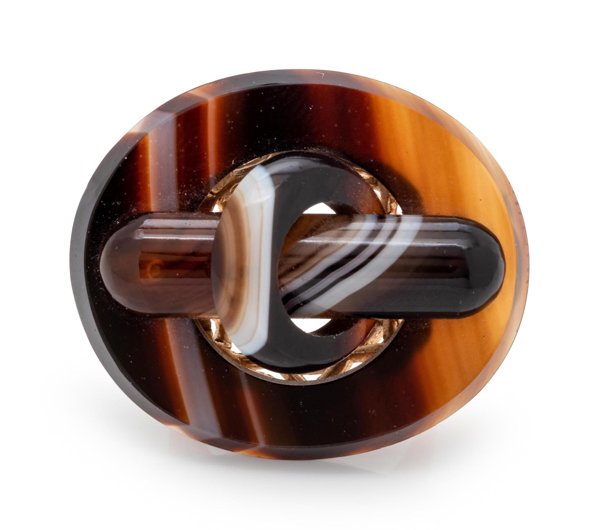 A Yellow Gold and Agate Ring,