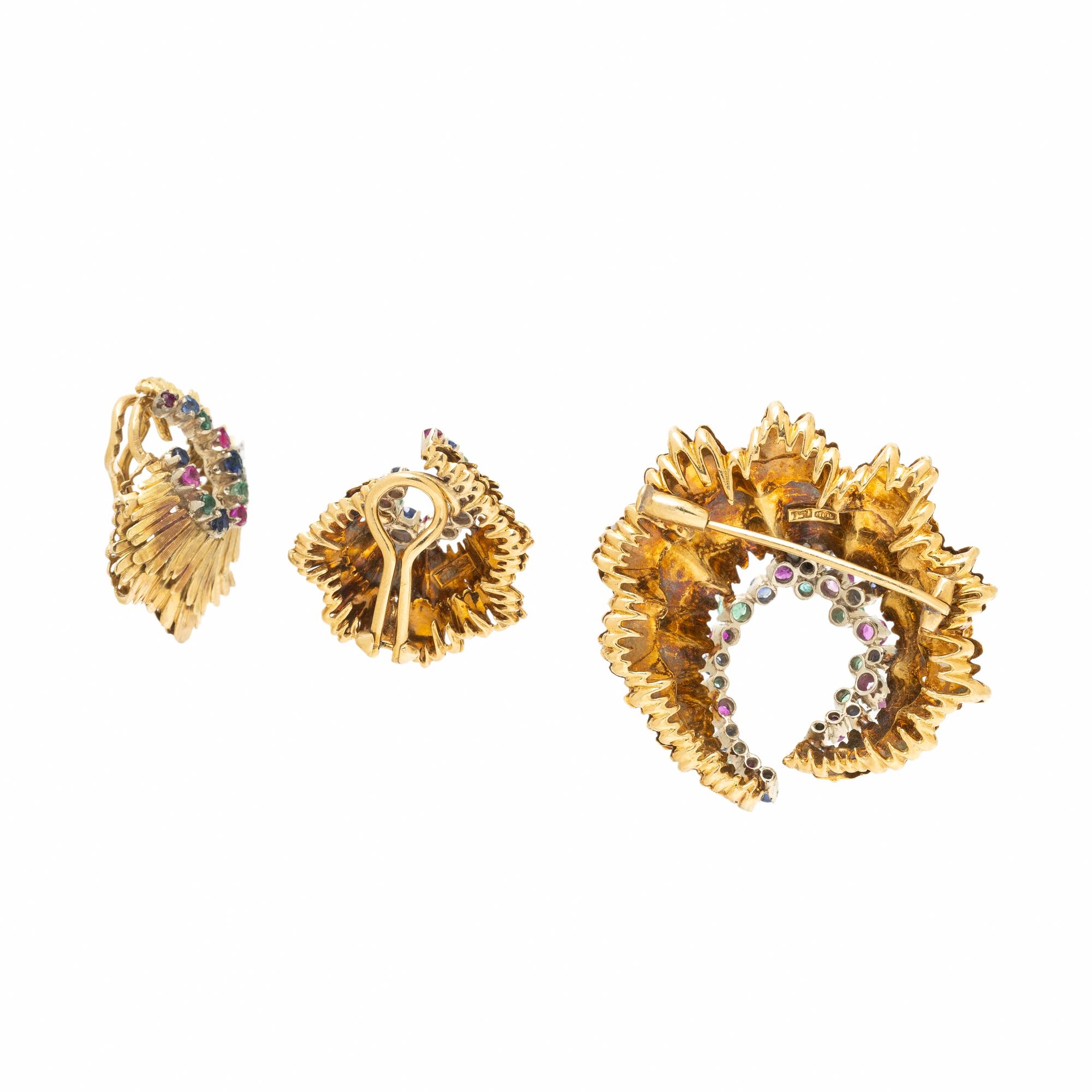 YELLOW GOLD, RUBY, EMERALD, AND SAPPHIRE BROOCH AND EARRINGS SET