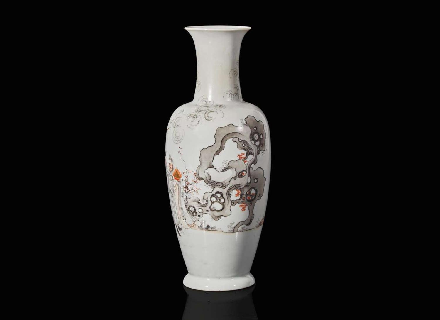 Three various Chinese "Lotus" dishes and a baluster vase, 18th to 20th century 蓮花盤三隻與棒槌瓶一組 十八至二十世紀