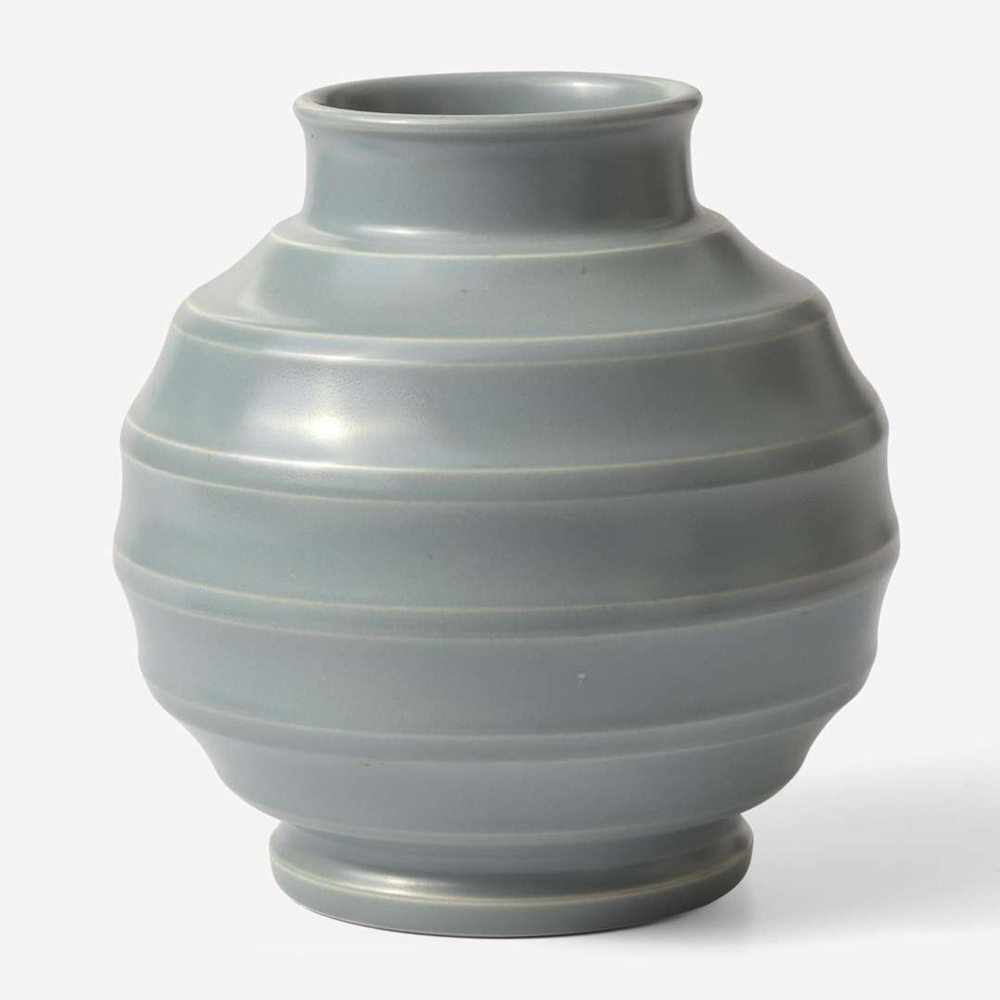 A Wedgwood Keith Murray (1892-1981) Designed Heron Gray Vase UK, 1930s