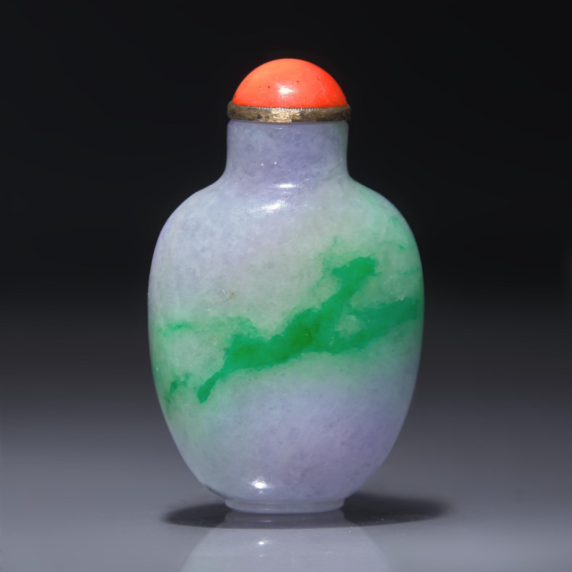 A Chinese Jadeite Snuff Bottle, Qing Dynasty, Late 19th Century — 清晚期 翡翠素面鼻煙壺