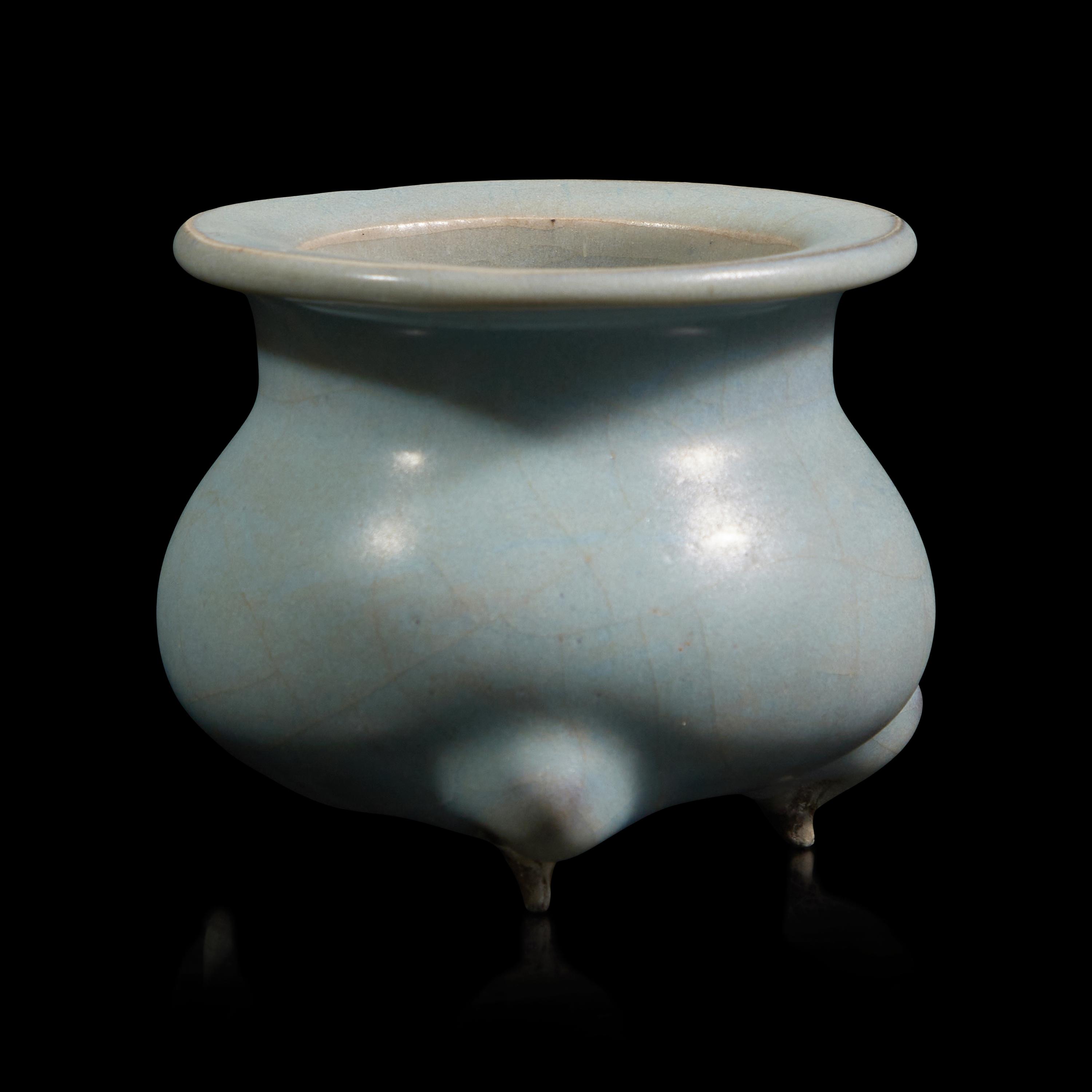 A Small Chinese Jun Style Blue Glazed Small Censer — 仿鈞窯三足小香爐